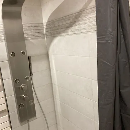 House, Ideal Health Chr * Loos