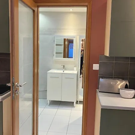 House, Ideal Health Chr Loos