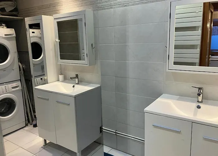 House, Ideal Health Chr